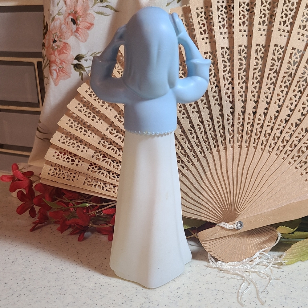 Blue and White lady Figurine collectible vintage empty avon bottle for s… - Picture 3 of 10